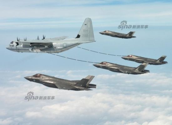 4月22日,南加州上空,美军陆战队的4架F-35B战机和KC-130加油机进行训练。美国目前的F-35战机中,空军的F-35A采用硬管加油,陆战队的F-35B和海军的F-35C都采用软管加油。 4月22日,南加州上空,美军陆战队的4架F-35B战机和KC-130加油机进行训练。美国目前的F-35战机中,空军的F-35A采用硬管加油,陆战队的F-35B和海军的F-35C都采用软管加油。