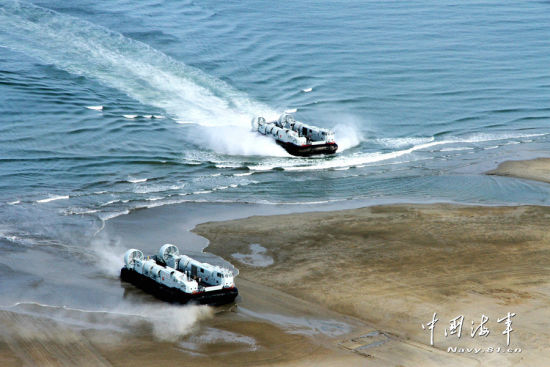 军方曝光新型坞登大舰连放两艘气垫船抢滩登陆