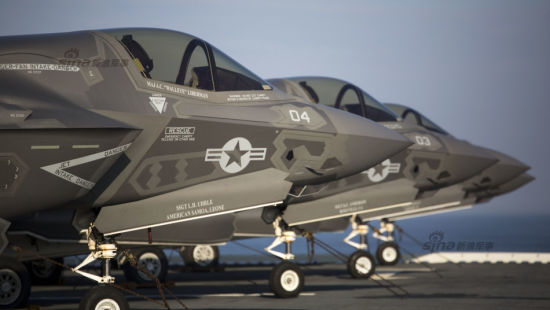 2015年5月19日,美国海军陆战队所属四架F-35B战机降落在位于大西洋上的LHD-1黄蜂号两栖攻击舰上。这是F-35B战机进行舰上实战操作测试的第一步。 2015年5月19日,美国海军陆战队所属四架F-35B战机降落在位于大西洋上的LHD-1黄蜂号两栖攻击舰上。这是F-35B战机进行舰上实战操作测试的第一步。
