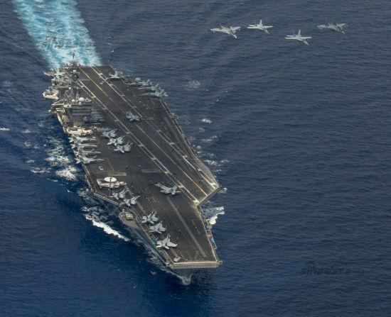 2015年5月10日,美国海军卡尔-文森号航母CVN-70,在中国南海与马来西亚海空军联合进行海上军演。两军派出超级大黄蜂战机、苏-30MKM侧卫H战机及大量战舰组成编队,展示强大武力。 2015年5月10日,美国海军卡尔-文森号航母CVN-70,在中国南海与马来西亚海空军联合进行海上军演。两军派出超级大黄蜂战机、苏-30MKM侧卫H战机及大量战舰组成编队,展示强大武力。