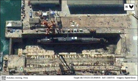 近日有外媒刊文称为谷歌地图提供卫星照片的卫星拍到中国葫芦岛的核潜艇建造厂内出现了疑似第五艘094型核潜艇。其依据是这张照片摄于2013年10月10日，显示一艘094型在干船坞内进行作业，而2013年2月的照片显示一艘094潜艇在码头停靠；