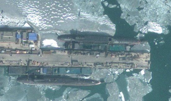 卫星照片显示两艘094级潜艇正停泊在军港码头