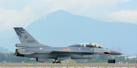 涂有“鲨鱼嘴”和“飞虎”标志,及16个击落日本飞机标志的F-16B战斗机 涂有“鲨鱼嘴”和“飞虎”标志,及16个击落日本飞机标志的F-16B战斗机