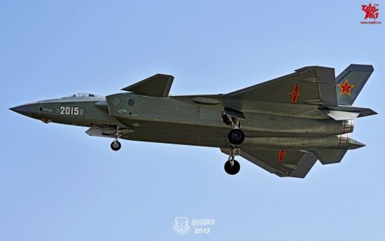网友于五一劳动节期间在网上发布了一组歼20战机近期试飞美图。2013号歼20进行低空机动测试,展示了小半径转弯、垂直爬升接筋斗、低空横滚、小速度低空通场等动作。(鸣谢 作者:中南海保镖) 网友于五一劳动节期间在网上发布了一组歼20战机近期试飞美图。2013号歼20进行低空机动测试,展示了小半径转弯、垂直爬升接筋斗、低空横滚、小速度低空通场等动作。(鸣谢 作者:中南海保镖)