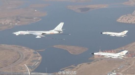 北航某师复合课目实兵对抗演练大幕拉开。连跨多个海空军管制区域,实现歼击机一次升空连续执行对抗空战、带动异地兵力、两次空中加受油、最大航时飞行等实战化训练任务。 北航某师复合课目实兵对抗演练大幕拉开。连跨多个海空军管制区域,实现歼击机一次升空连续执行对抗空战、带动异地兵力、两次空中加受油、最大航时飞行等实战化训练任务。