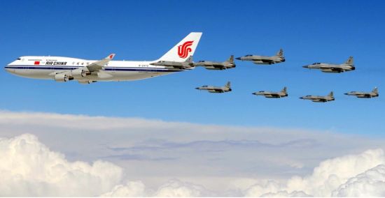 国家主席习近平20日上午乘专机抵达巴基斯坦进行国事访问。巴基斯坦GEO电视台报道称,巴基斯坦空军派出8架“枭龙”战机将组成编队在巴境内上空为习近平的专机护航。 国家主席习近平20日上午乘专机抵达巴基斯坦进行国事访问。巴基斯坦GEO电视台报道称,巴基斯坦空军派出8架“枭龙”战机将组成编队在巴境内上空为习近平的专机护航。
