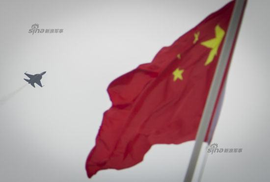 6月15日,巴基斯坦空军“枭龙”战机在法国巴黎北郊布尔歇机场进行飞行表演。 6月15日,巴基斯坦空军“枭龙”战机在法国巴黎北郊布尔歇机场进行飞行表演。