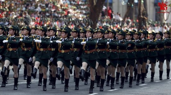 当地时间2015年4月30日,越南胡志明市,越南举办阅兵游行,纪念越南战争结束40周年。 当地时间2015年4月30日,越南胡志明市,越南举办阅兵游行,纪念越南战争结束40周年。
