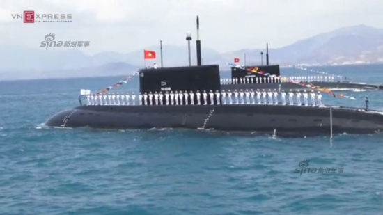 2015年5月2日上午,越南海军在庆和省金兰湾军港举行阅舰阅兵式,纪念越南海军成立60周年。此次阅舰式上,越南海军几乎出动了全部主力战舰。包括猎豹3.9级轻护卫舰、毒蜘蛛级导弹艇、闪电级导弹艇、基洛636.1级常规潜艇;还有若干炮艇、登陆舰、水上飞机、卡-28等主力装备。 由于越南海军规模不大,因此参加阅舰式的主力战舰中吨位最大的反而是基洛级潜艇。该潜艇水上排水量2300吨,水下排水量可达到3500吨。该吨位已经超过了越南海军所有主战舰艇。 2015年5月2日上午,越南海军在庆和省金兰湾军港举行阅舰阅兵式,纪念越南海军成立60周年。此次阅舰式上,越南海军几乎出动了全部主力战舰。包括猎豹3.9级轻护卫舰、毒蜘蛛级导弹艇、闪电级导弹艇、基洛636.1级常规潜艇;还有若干炮艇、登陆舰、水上飞机、卡-28等主力装备。由于越南海军规模不大,因此参加阅舰式的主力战舰中吨位最大的反而是基洛级潜艇。该潜艇水上排水量2300吨,水下排水量可达到3500吨。该吨位已经超过了越南海军所有主战舰艇。
