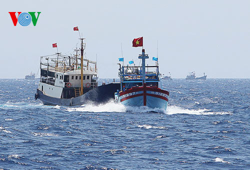 南海局势最新消息:中越围绕海洋石油981平台在西沙海域钻井引发的争端持续对峙。据越通社报道,昨天下午4点,一艘中国渔船在海洋石油981钻井平台以南17海里处,将一艘越南岘港市渔民的渔船撞沉。 南海局势最新消息:中越围绕海洋石油981平台在西沙海域钻井引发的争端持续对峙。据越通社报道,昨天下午4点,一艘中国渔船在海洋石油981钻井平台以南17海里处,将一艘越南岘港市渔民的渔船撞沉。