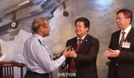 近日,巴基斯坦空军参谋长苏海尔-阿曼到访中国,观看了八一飞行表演队的飞行训练,随后还参观了成飞设计研究所,还观看了枭龙5号原型机及新的模拟训练飞行器。 近日,巴基斯坦空军参谋长苏海尔-阿曼到访中国,观看了八一飞行表演队的飞行训练,随后还参观了成飞设计研究所,还观看了枭龙5号原型机及新的模拟训练飞行器。
