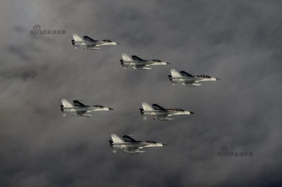 近日,台湾空军驻台南基地IDF机群升空在台海上空巡航,组成6架IDF编队进行摆拍。该部队平日负责巡航台海上空的防空战备,以及IDF C/D型战斗机的换装训练。台军喜欢将本部队自诩为“捍卫台湾领空的无敌机群”并附上酸诗一首“凌云御风去,报国把志伸,遨游昆仑上空,俯瞰太平洋滨,看五岳三山雄关要塞,美丽的锦绣河山,辉映着无敌机群…” 近日,台湾空军驻台南基地IDF机群升空在台海上空巡航,组成6架IDF编队进行摆拍。该部队平日负责巡航台海上空的防空战备,以及IDF C/D型战斗机的换装训练。台军喜欢将本部队自诩为“捍卫台湾领空的无敌机群”并附上酸诗一首“凌云御风去,报国把志伸,遨游昆仑上空,俯瞰太平洋滨,看五岳三山雄关要塞,美丽的锦绣河山,辉映着无敌机群…”