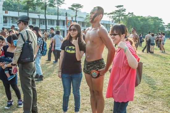 台湾特种兵只穿短裤与女生合影 台湾特种兵只穿短裤与女生合影