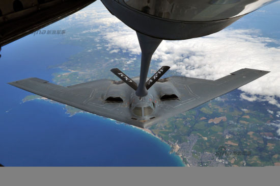 美国空军日前发布了B-2隐身战略轰炸机在空中加油的罕见照片。照片由美军高级飞行员格里菲斯于6月11日拍摄,拍摄地点位于英国Cornish海岸上空。 美国空军日前发布了B-2隐身战略轰炸机在空中加油的罕见照片。照片由美军高级飞行员格里菲斯于6月11日拍摄,拍摄地点位于英国Cornish海岸上空。