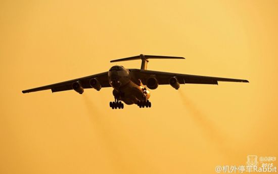 2015年3月13日,有网友发布自己拍摄到的中国试飞院一架伊尔76试飞的最新画面,该机左翼内侧安装了一台新型大涵道比涡扇发动机,机身在夕阳中闪着金光,构成一幅美丽的景象。 2015年3月13日,有网友发布自己拍摄到的中国试飞院一架伊尔76试飞的最新画面,该机左翼内侧安装了一台新型大涵道比涡扇发动机,机身在夕阳中闪着金光,构成一幅美丽的景象。