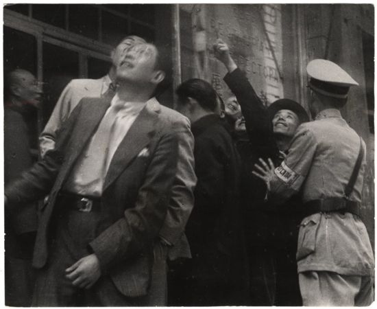 1938年武汉保卫战中,武汉市民冒着日军轰炸的危险,仰观中国空军与日军鏖战天穹。这张由著名战地摄影师罗伯特·卡帕拍摄的照片中,我们看不到市民的恐惧,相反嘴角却挂着欣喜的微笑,因为他们看到的,是中国空军痛歼日寇的壮丽场景。 1938年武汉保卫战中,武汉市民冒着日军轰炸的危险,仰观中国空军与日军鏖战天穹。这张由著名战地摄影师罗伯特·卡帕拍摄的照片中,我们看不到市民的恐惧,相反嘴角却挂着欣喜的微笑,因为他们看到的,是中国空军痛歼日寇的壮丽场景。