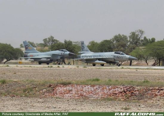枭龙战斗机是中巴双方共同投资、中国航空工业集团公司成都飞机工业(集团)有限责任公司、成都飞机设计研究所、中国航空技术进出口公司等单位共同研制的全天候、单发单座、多用途轻型战斗机。该机首飞后,中方正式命名为“枭龙”/FC-1,巴方命名为“Thunder”/JF-17。目前,枭龙战斗机已经大批量装备巴基斯坦空军部队,以下就是巴基斯坦空军枭龙战斗机的经典影集。 枭龙战斗机是中巴双方共同投资、中国航空工业集团公司成都飞机工业(集团)有限责任公司、成都飞机设计研究所、中国航空技术进出口公司等单位共同研制的全天候、单发单座、多用途轻型战斗机。该机首飞后,中方正式命名为“枭龙”/FC-1,巴方命名为“Thunder”/JF-17。目前,枭龙战斗机已经大批量装备巴基斯坦空军部队,图为巴基斯坦空军枭龙战斗机的经典影集。
