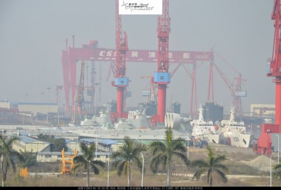 近日,网络上曝光了国内军工某船厂内多艘舰艇在建的场景。可以看到该厂内停放着两艘“野牛”气垫登陆艇,其中一艘的刷涂“3352”的编号,已经加入海军服役。 近日,网络上曝光了国内军工某船厂内多艘舰艇在建的场景。可以看到该厂内停放着两艘“野牛”气垫登陆艇,其中一艘的刷涂“3352”的编号,已经加入海军服役。