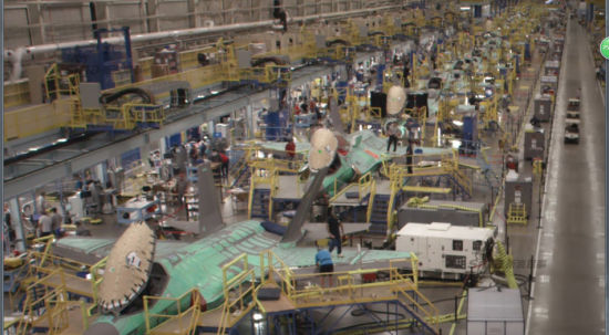 F-35战机项目进展如何了?生产情况怎么么样?大家一定想知道。虽然,战机生产情况及进度在我国及大多数国家都属于保密范围。但是,美国人还是公开了他们的F-35战机总装线内部震撼画面。 在洛克西德-马丁公司位于玛丽埃塔工厂院内,有一座内部长达1.6公里的F-35战机总装厂房。里面整齐排列了大量正在组装的F-35系列战机。其密集程度的画面非常让人震撼。拍摄视频当天,已经看到第100架F-35机体处于完工状态,正在加装航电系统。这种生产效率实在是让人佩服。 F-35战机项目进展如何了?生产情况怎么么样?大家一定想知道。虽然,战机生产情况及进度在我国及大多数国家都属于保密范围。但是,美国人还是公开了他们的F-35战机总装线内部震撼画面。 在洛克西德-马丁公司位于玛丽埃塔工厂院内,有一座内部长达1.6公里的F-35战机总装厂房。里面整齐排列了大量正在组装的F-35系列战机。其密集程度的画面非常让人震撼。拍摄视频当天,已经看到第100架F-35机体处于完工状态,正在加装航电系统。这种生产效率实在是让人佩服。
