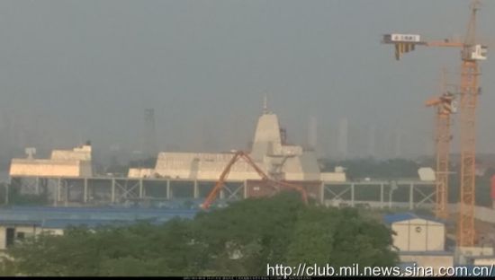 近日,网上曝光了055大驱和001A航母模型最新猛图,而055驱逐舰的桅杆很有看头的,值得期待。055型最显而易见的附加物是安装在一体式桅杆顶部的电子支持措施装置。 近日,网上曝光了055大驱和001A航母模型最新猛图,而055驱逐舰的桅杆很有看头的,值得期待。055型最显而易见的附加物是安装在一体式桅杆顶部的电子支持措施装置。