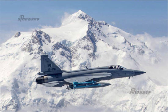近日,国外权威媒体公布了巴基斯坦空军装备的JF-17“枭龙”战斗机在喜马拉雅山脉地区巡逻的高清照片。喜马拉雅山脉橫跨了五个国家,包括中国、印度、尼泊尔、不丹及巴基斯坦。参与巡逻的枭龙战机挂载了三个副油箱及两枚SD10A距距空空导弹两枚疑似PL-5EII近距格斗导弹。 近日,国外权威媒体公布了巴基斯坦空军装备的JF-17“枭龙”战斗机在喜马拉雅山脉地区巡逻的高清照片。喜马拉雅山脉橫跨了五个国家,包括中国、印度、尼泊尔、不丹及巴基斯坦。参与巡逻的枭龙战机挂载了三个副油箱及两枚SD10A距距空空导弹两枚疑似PL-5EII近距格斗导弹。