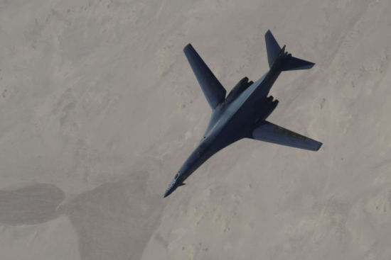 近日,美军出动B-1B战略轰炸机,从伊拉克北部跨境进入叙利亚空袭ISIS。 近日,美军出动B-1B战略轰炸机,从伊拉克北部跨境进入叙利亚空袭ISIS。