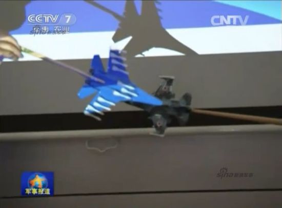 央视报道了在中国华南地区我空军某师展开了一场对抗。对抗演练中,我空军使用的教练模型中出现日本F2战机,疑似演习中的歼10战机模拟为日本F2。演练中我空军SU30KK为红方。 央视报道了在中国华南地区我空军某师展开了一场对抗。对抗演练中,我空军使用的教练模型中出现日本F2战机,疑似演习中的歼10战机模拟为日本F2。演练中我空军SU30KK为红方。
