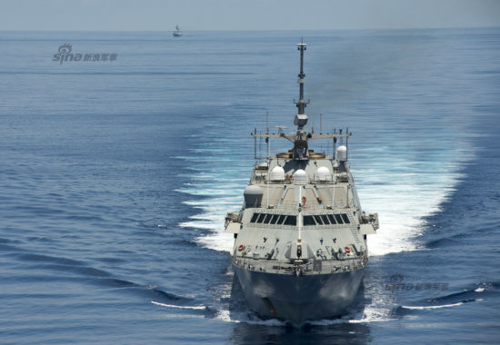 美国海军5月11日消息:当天,在中国南海,美国海军驻扎在新加坡的濒海战斗舰LCS-3沃思堡号驶近Spratly Island岛。(Spratly即越南占据的南威岛),中国海军护卫舰054A级FFG-546盐城舰紧密监视。为避免纠纷,美国海军反复强调,LCS 3当时航行在附近的国际水域。 美国海军5月11日消息:当天,在中国南海,美国海军驻扎在新加坡的濒海战斗舰LCS-3沃思堡号驶近Spratly Island岛。(Spratly即越南占据的南威岛),中国海军护卫舰054A级FFG-546盐城舰紧密监视。为避免纠纷,美国海军反复强调,LCS 3当时航行在附近的国际水域。