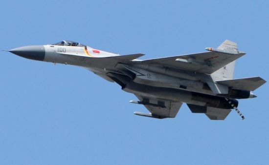 中国将于9月3日举行盛大阅兵式,纪念抗日战争胜利70周年,届时将有众多装备在公众面前亮相。在近期彩排中,歼15舰载机参与了编队,成为阅兵式的亮点之一,这将是中国首次有舰载战斗机参与盛大阅兵,标志着中国海军走向了航母时代。 中国将于9月3日举行盛大阅兵式,纪念抗日战争胜利70周年,届时将有众多装备在公众面前亮相。在近期彩排中,歼15舰载机参与了编队,成为阅兵式的亮点之一,这将是中国首次有舰载战斗机参与盛大阅兵,标志着中国海军走向了航母时代。