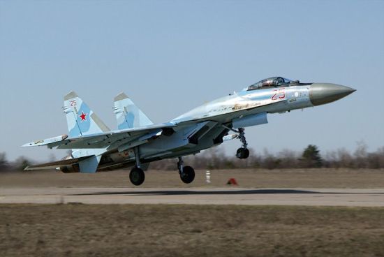 俄罗斯空军利佩茨克航空训练中心是今年胜利日阅兵式空军方队的主要训练基地。首次亮相阅兵式的苏-35S也在此训练。俄空军一共派了4架苏-35S战机从阿穆尔河畔共青城的飞机厂转场飞行6000多公里,来到这里训练。虽然有7架战机,可阅兵式当天只能有4架正式参加阅兵式。 俄罗斯空军利佩茨克航空训练中心是今年胜利日阅兵式空军方队的主要训练基地。首次亮相阅兵式的苏-35S也在此训练。俄空军一共派了4架苏-35S战机从阿穆尔河畔共青城的飞机厂转场飞行6000多公里,来到这里训练。虽然有7架战机,可阅兵式当天只能有4架正式参加阅兵式。