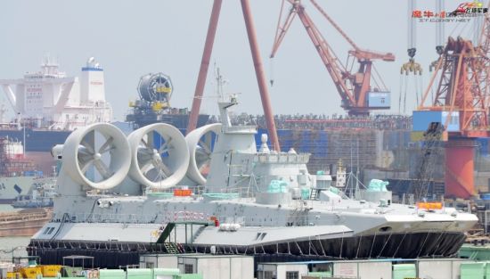 野牛级气垫登陆船一直是军迷们关注的重点。近日,有网友上传了南方船厂内两艘野牛级的照片。图上能看到两艘野牛级正在船台上进行舾装工作。中国从乌克兰一共订购了4艘野牛级。其中至少有一艘已经服役。根据合同后两艘野牛级是由中国自行组装建造。但这两艘的建造进度并不快,很可能是受到了乌克兰与俄罗斯之间的危机影响部件的来源。(来源:飞扬军事) 野牛级气垫登陆船一直是军迷们关注的重点。近日,有网友上传了南方船厂内两艘野牛级的照片。图上能看到两艘野牛级正在船台上进行舾装工作。中国从乌克兰一共订购了4艘野牛级。其中至少有一艘已经服役。根据合同后两艘野牛级是由中国自行组装建造。但这两艘的建造进度并不快,很可能是受到了乌克兰与俄罗斯之间的危机影响部件的来源。(来源:飞扬军事)