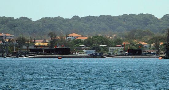 近日,越南海军最新一艘基洛级潜艇HQ-185“庆和”号抵达金兰湾基地,这是越南订购的第4艘潜艇。金兰湾是越南潜艇部队的母基地,目前已到货的4艘基洛级潜艇全部在此部署。 近日,越南海军最新一艘基洛级潜艇HQ-185“庆和”号抵达金兰湾基地,这是越南订购的第4艘潜艇。金兰湾是越南潜艇部队的母基地,目前已到货的4艘基洛级潜艇全部在此部署。