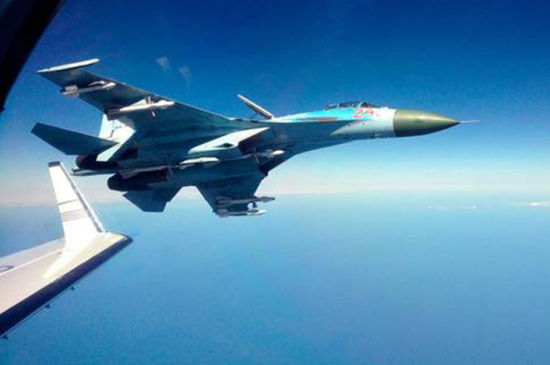 据theaviationist网站报道,近日,1架瑞典空军的S102B电子侦察机在波罗的海上空执行任务时与1架俄罗斯空军苏-27战机相遇。据瑞典方面的描述,俄罗斯战斗机做出了危险的接近动作,最近时两机相距不到10米。从图片中看,这架苏-27战斗机挂载了多枚空空导弹。 据theaviationist网站报道,近日,1架瑞典空军的S102B电子侦察机在波罗的海上空执行任务时与1架俄罗斯空军苏-27战机相遇。据瑞典方面的描述,俄罗斯战斗机做出了危险的接近动作,最近时两机相距不到10米。从图片中看,这架苏-27战斗机挂载了多枚空空导弹。