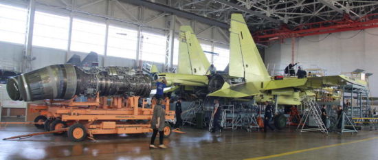 近日，俄罗斯共青城航空厂苏35战斗机生产线最新生产情况照片在网上现身。图中能看到多架苏-35S正在进行组装，还有个头巨大的117S也称AF-41发动机，运抵厂房准备为苏-35安装。
