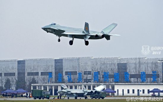近日,网友上传了数张2015号与2013号新版歼20四代机同时现身的照片,其中2013号歼20正在起飞,2015号歼20在地面进行测试。这或是歼20春节后首次试飞。鸣谢:机外停车 近日,网友上传了数张2015号与2013号新版歼20四代机同时现身的照片,其中2013号歼20正在起飞,2015号歼20在地面进行测试。这或是歼20春节后首次试飞。鸣谢:机外停车