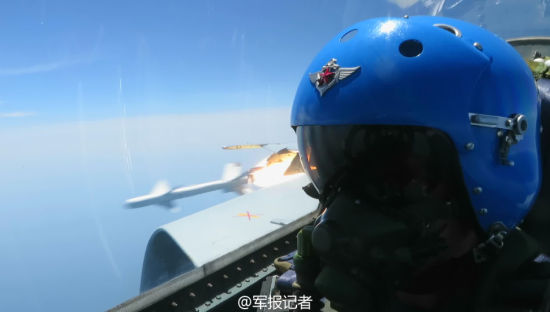 海航歼8F飞行员自拍空射霹雳8导弹攻击飞豹 海航飞豹战机飞行员自拍空射霹雳8导弹攻击歼8F