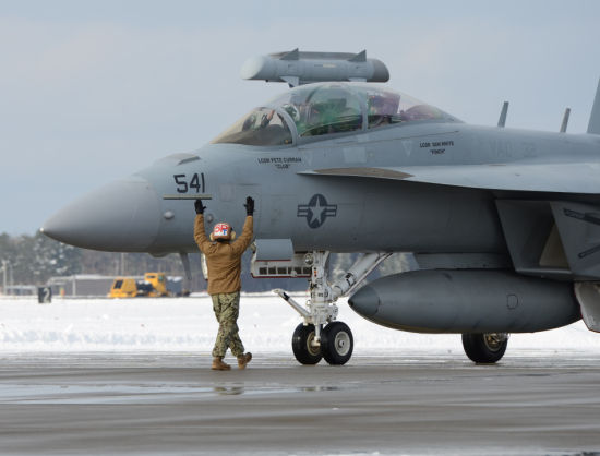 2012年12月28日,三泽空军基地内,美国海军VAQ132电子攻击中队EA-18G“咆哮者”电子攻击机降落在日本三泽空军基地跑道上,开始为期6个月的战斗部署。EA-18G是F/A-18F超级大黄蜂基础上发展而来的专用型电子战攻击机。该机有演习中击落F-22A优异战绩。目前,已经大量装备美国海军。 2012年12月28日,三泽空军基地内,美国海军VAQ132电子攻击中队EA-18G“咆哮者”电子攻击机降落在日本三泽空军基地跑道上,开始为期6个月的战斗部署。EA-18G是F/A-18F超级大黄蜂基础上发展而来的专用型电子战攻击机。该机有演习中击落F-22A优异战绩。目前,已经大量装备美国海军。