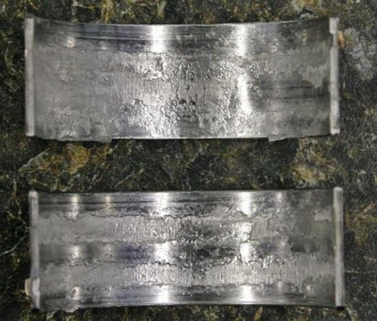 图:切开的损坏轴承部件。轴承在缺乏润滑的重载荷下运转,接触面会被毁成什么样?这就是答案。 图:切开的损坏轴承部件。轴承在缺乏润滑的重载荷下运转,接触面会被毁成什么样?这就是答案。