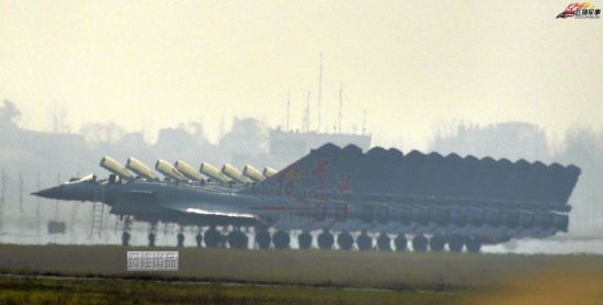 近日,网络上出现一张疑似十余架最新歼-10B型战斗机在地面成排停放的图片。从涂装上看,这批新造战斗机已经刷涂空军部队所用的灰色涂装,或许不久后将加入部队服役。(鸣谢:飞扬军事 钢娃) 近日,网络上出现一张疑似十余架最新歼-10B型战斗机在地面成排停放的图片。从涂装上看,这批新造战斗机已经刷涂空军部队所用的灰色涂装,或许不久后将加入部队服役。(鸣谢:飞扬军事 钢娃)