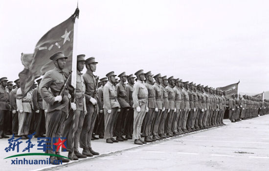 1951年第三次国庆阅兵,受阅部队最前列的方队是正在军事学院受训的身经百战、功勋卓著的高级军官。图为解放军军事学院学员组成的受阅方队,身着1950式军服。本次阅兵还首次出现民兵大队。通过天安门广场。 1951年第三次国庆阅兵,受阅部队最前列的方队是正在军事学院受训的身经百战、功勋卓著的高级军官。图为解放军军事学院学员组成的受阅方队,身着1950式军服。本次阅兵还首次出现民兵大队。通过天安门广场。