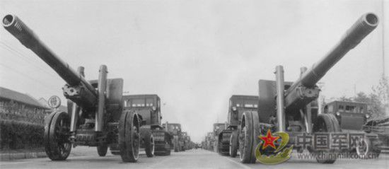 1954年第六次国庆阅兵,出现了伞兵部队的方队,但并没有跳伞。中国人民解放军骑兵部队则是最后一次接受检阅。 1954年第六次国庆阅兵,出现了伞兵部队的方队,但并没有跳伞。中国人民解放军骑兵部队则是最后一次接受检阅。