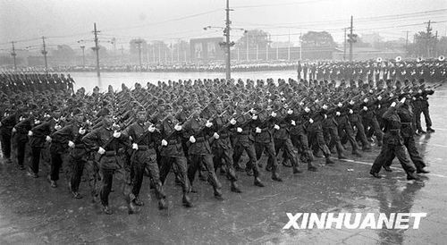 1956年第八次国庆阅兵,是十三次国庆阅兵中唯一一次在大雨中进行的。应邀参加中共八大的五十多个国家的领导人、工人党代表参加了观礼。阅兵部队乘坐的汽车是第一批出厂的国产解放牌汽车。 1956年第八次国庆阅兵,是十三次国庆阅兵中唯一一次在大雨中进行的。应邀参加中共八大的五十多个国家的领导人、工人党代表参加了观礼。阅兵部队乘坐的汽车是第一批出厂的国产解放牌汽车。