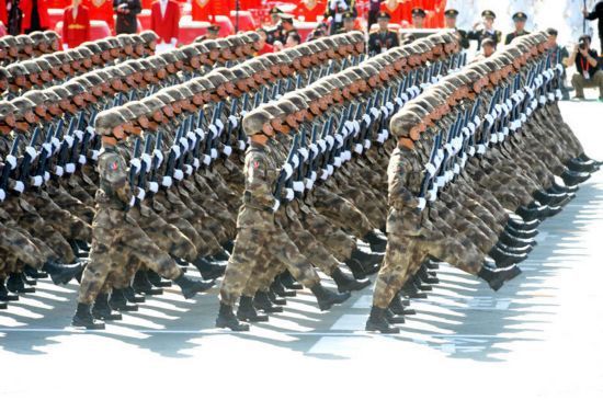 2009年10月1日上午10:00国庆大阅兵是新中国成立六十年来,中国军队装备数量最多、规模最大的一次全景展示。参阅部队既有红军时期创建的老部队,也有组建不久的新兵种;既有战争年代浴血奋战的英雄团队,也有站在军事变革潮头的典型部队。受阅展示装备数量规模、质量水平和信息化程度都达到崭新水平,有的已达到或超过世界先进水平。特别是这次阅兵装备方队中没有一件是引进装备,将展示中国军队武器装备信息化建设的成果。 无论是陆、海、空、二炮、武警等军种部队,还是装甲兵、空降兵、防空兵等兵种专业部队,无论是坦克、火炮、导弹等战斗装备,还是雷达、通信、后勤等保障装备,都将在这次阅兵中进行全景式展示,参阅要素更加齐全,装备类型更加多样,兵种专业更加全面,具有很强的联合性。参阅部队还凸显优良传统多、历史荣誉多、完成大项任务多的“三多”特点。 2009年10月1日上午10:00国庆大阅兵是新中国成立六十年来,中国军队装备数量最多、规模最大的一次全景展示。参阅部队既有红军时期创建的老部队,也有组建不久的新兵种;既有战争年代浴血奋战的英雄团队,也有站在军事变革潮头的典型部队。受阅展示装备数量规模、质量水平和信息化程度都达到崭新水平,有的已达到或超过世界先进水平。特别是这次阅兵装备方队中没有一件是引进装备,将展示中国军队武器装备信息化建设的成果。 无论是陆、海、空、二炮、武警等军种部队,还是装甲兵、空降兵、防空兵等兵种专业部队,无论是坦克、火炮、导弹等战斗装备,还是雷达、通信、后勤等保障装备,都将在这次阅兵中进行全景式展示,参阅要素更加齐全,装备类型更加多样,兵种专业更加全面,具有很强的联合性。参阅部队还凸显优良传统多、历史荣誉多、完成大项任务多的“三多”特点。