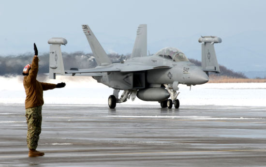2012年12月28日,三泽空军基地内,美国海军VAQ132电子攻击中队EA-18G“咆哮者”电子攻击机降落在日本三泽空军基地跑道上,开始为期6个月的战斗部署。 2012年12月28日,三泽空军基地内,美国海军VAQ132电子攻击中队EA-18G“咆哮者”电子攻击机降落在日本三泽空军基地跑道上,开始为期6个月的战斗部署。