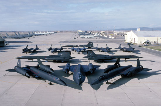 SR-71“黑鸟”(BlackBird),美国空军高空高速侦察机。飞行高度达到30000米,最大速度达到3.5倍音速,这称之为“双三”。因此SR-71比现有绝大多数战斗机和防空导弹都要飞得高、飞得快,出入敌国领空如入无人之境,在苏联、中国的“枪林弹雨”中都未受到任何实质威胁;在以色列上空侦察以色列核设施时,以军F-4战斗机向它发射了AIM-9“响尾蛇”空空导弹,但是导弹飞得却还比SR-71慢。 SR-71“黑鸟”(BlackBird),美国空军高空高速侦察机。飞行高度达到30000米,最大速度达到3.5倍音速,这称之为“双三”。因此SR-71比现有绝大多数战斗机和防空导弹都要飞得高、飞得快,出入敌国领空如入无人之境,在苏联、中国的“枪林弹雨”中都未受到任何实质威胁;在以色列上空侦察以色列核设施时,以军F-4战斗机向它发射了AIM-9“响尾蛇”空空导弹,但是导弹飞得却还比SR-71慢。