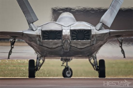 美国空军F-22A猛禽战机雨中加力起飞炫照 美国空军F-22A猛禽战机雨中加力起飞炫照