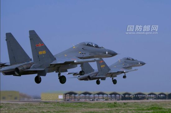 解放军多型战机密集升空训练 苏30双机比翼齐飞 解放军多型战机密集升空训练 苏30双机比翼齐飞