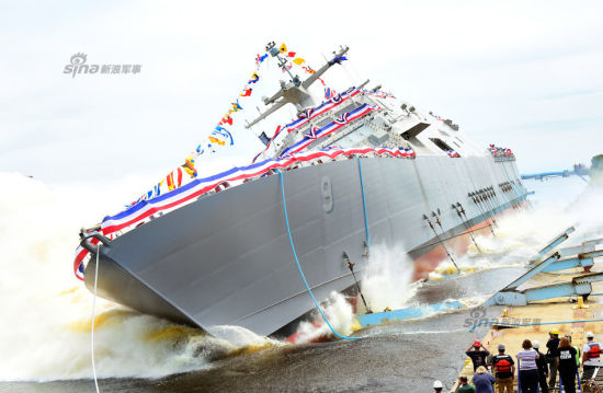 2015年7月18日,美国威斯康星州马里内特船舶公司造船厂,LCS-9"小石城"号自由级近海战斗舰下水。当天,该船的命名人杰妮-博纳在舰艏砸开了香槟开启下水仪式。该级战舰主要为了适应近海作战环境,美军将该级战舰重点部署环太平洋地区。目前,在中国南海海域已有近海战斗舰在巡逻。 2015年7月18日,美国威斯康星州马里内特船舶公司造船厂,LCS-9