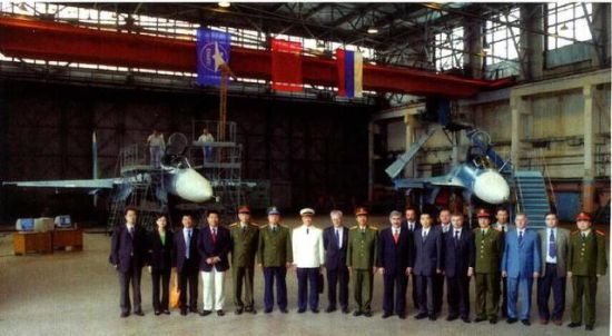 图为2005年我军代表团视察苏霍伊集团伊尔库茨克飞机制造厂,该厂俄罗斯两大苏-27战机生产车间,图右边那架书俄罗斯苏-33舰载机,左边那边疑似苏-27SM。而从左数第10位是中国人民的老朋友,苏霍伊集团总裁波戈相先生。(图