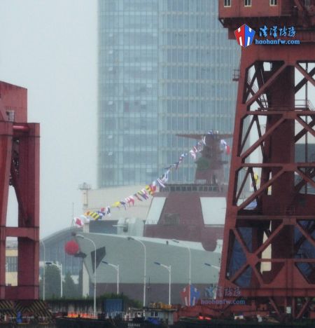 近日,网友再次拍到疑第7艘新建的052D型驱逐舰下水照片。根据国外权威媒体统计显示,052D级建造规模目前已经已达到12艘。其中,有4艘是配属未来航母战斗群。(图片来源:浩汉防务 听海之猫) 近日,网友再次拍到疑第7艘新建的052D型驱逐舰下水照片。根据国外权威媒体统计显示,052D级建造规模目前已经已达到12艘。其中,有4艘是配属未来航母战斗群。(图片来源:浩汉防务 听海之猫)